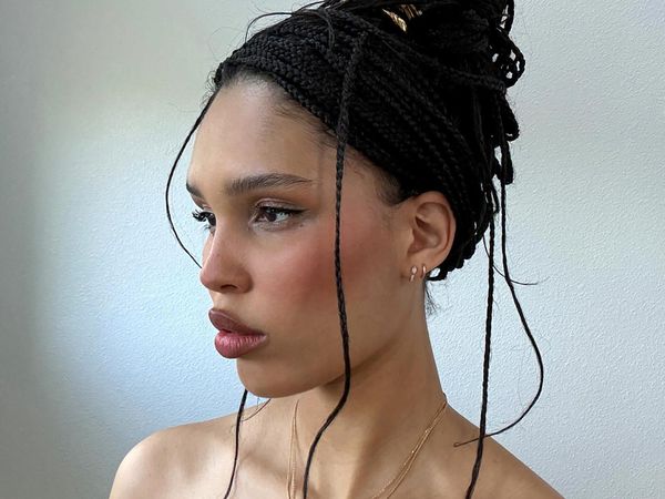 Nara Smith with a sunkissed blush look